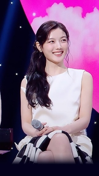 Emotional wallpaper shared by fans for Kim Youjung