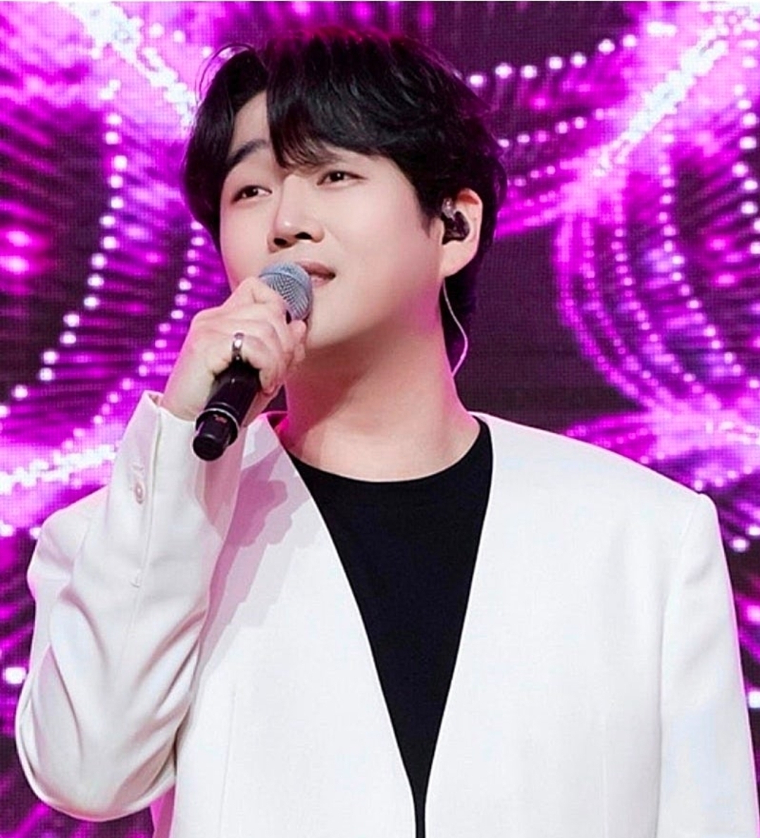 A moment captured by a fan of Hwang Youngwoong