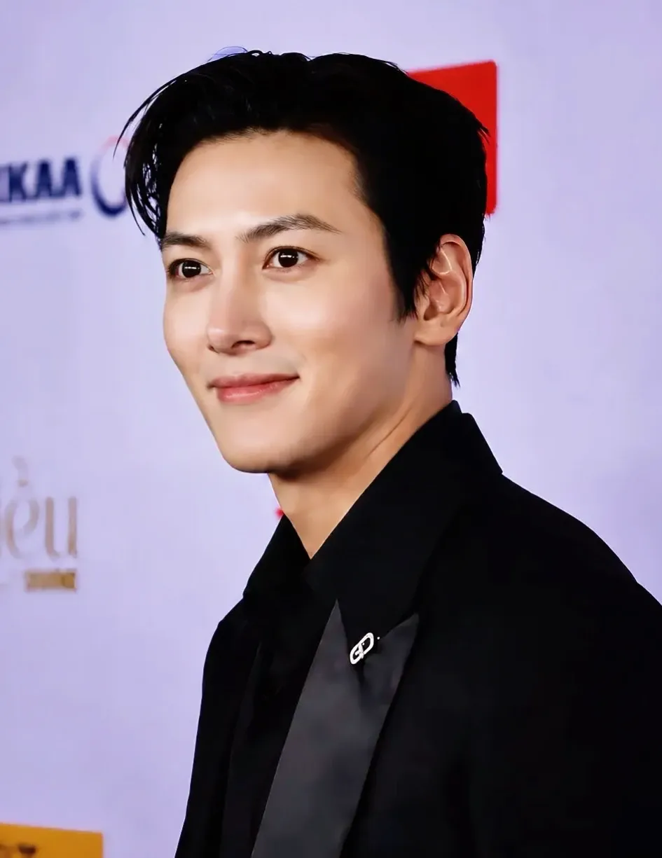 Behind-the-scenes cut of Ji Changwook
