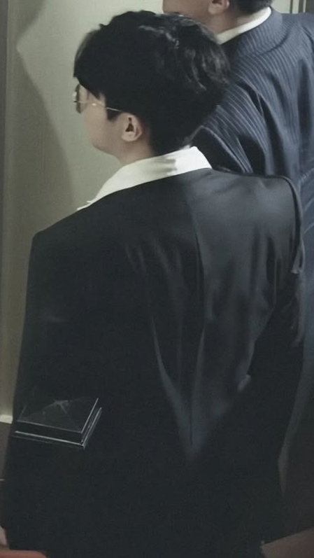 Behind-the-scenes cut of Zeus