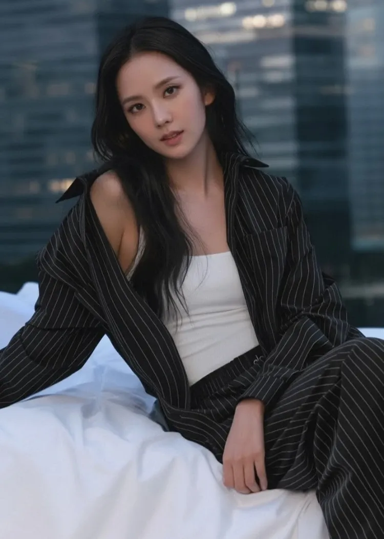Latest photo of Jisoo (1995)