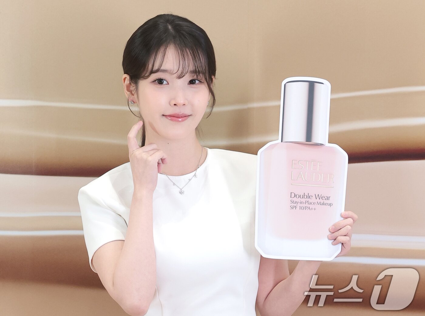 IUの最近の活動ショット