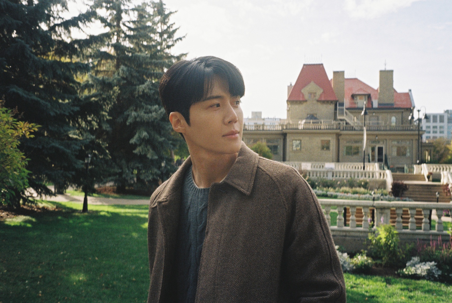 Behind-the-scenes cut of Kim Seonho