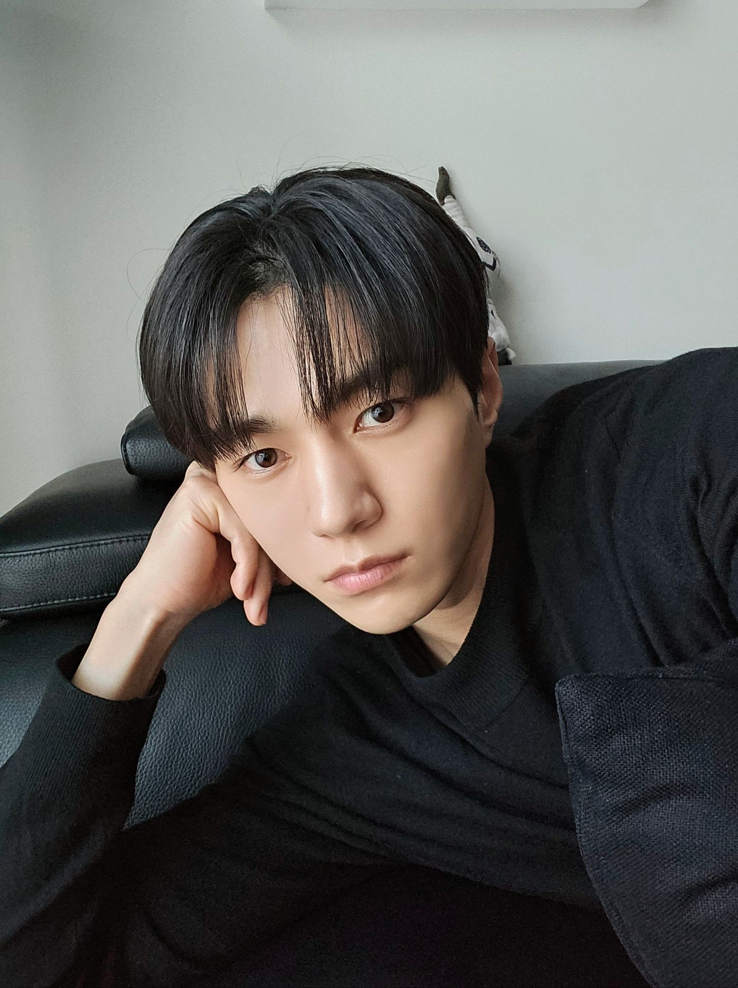 Behind-the-scenes cut of Kim Myungsoo (L)