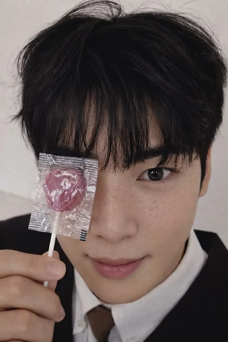 A moment captured by a fan of Cha Eunwoo