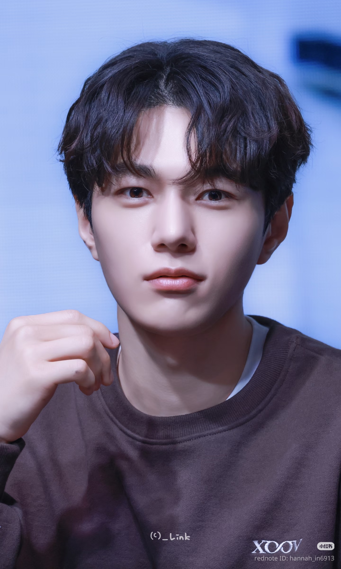 A moment captured by a fan of Kim Myungsoo (L)