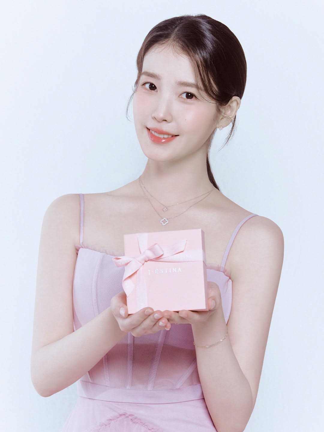 IUの最近の活動ショット