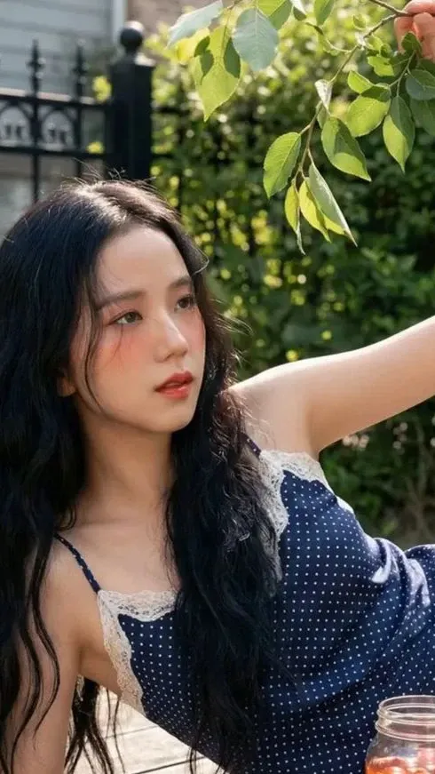 Emotional wallpaper shared by fans for Jisoo (1995)