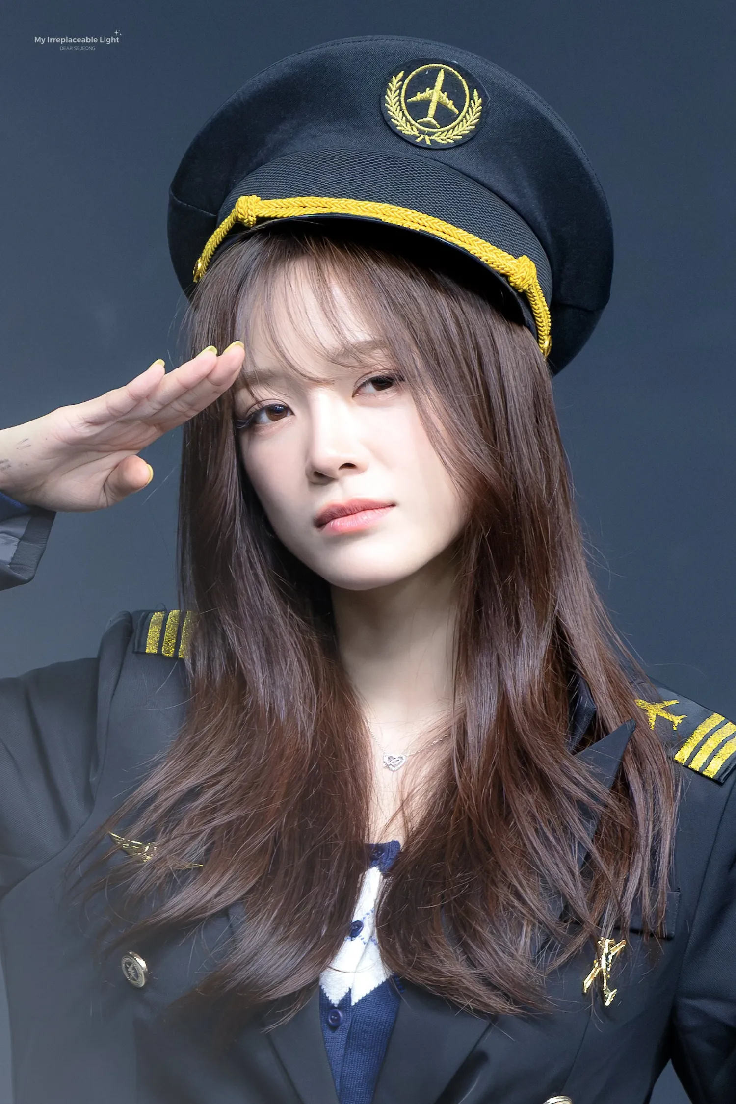 Behind-the-scenes cut of Kim Sejeong