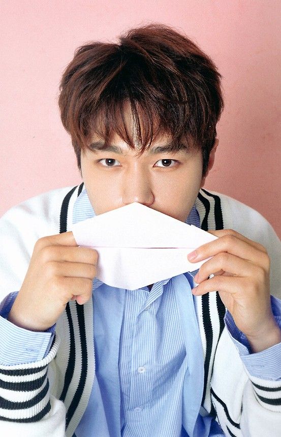 A moment captured by a fan of Kim Myungsoo (L)