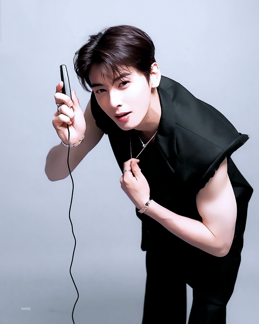 Behind-the-scenes cut of Cha Eunwoo