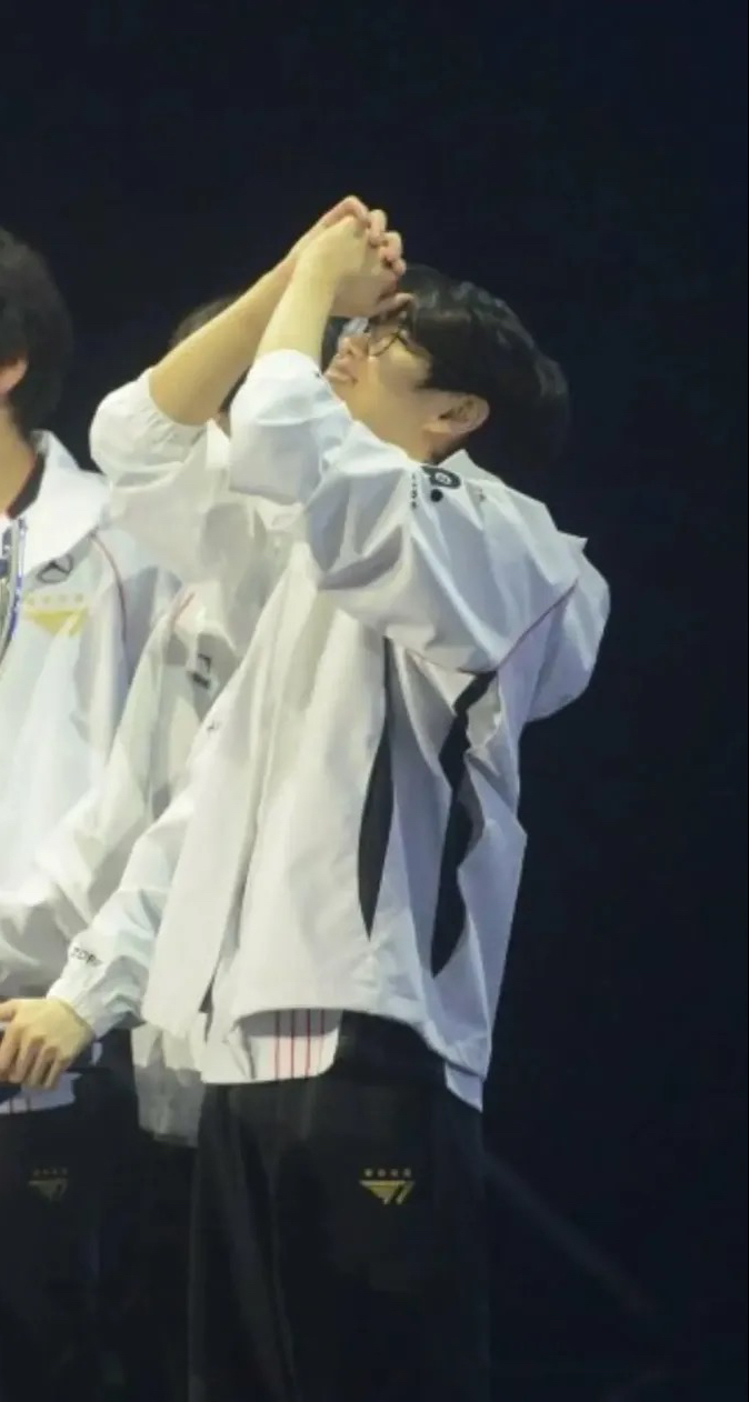 最爱偶像名人粉丝团推荐的Oner背景图片