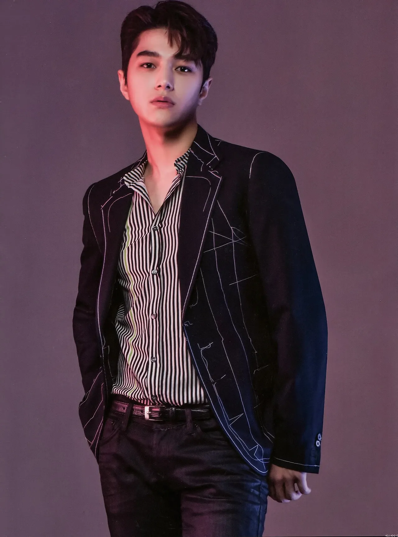 Behind-the-scenes cut of Kim Myungsoo (L)