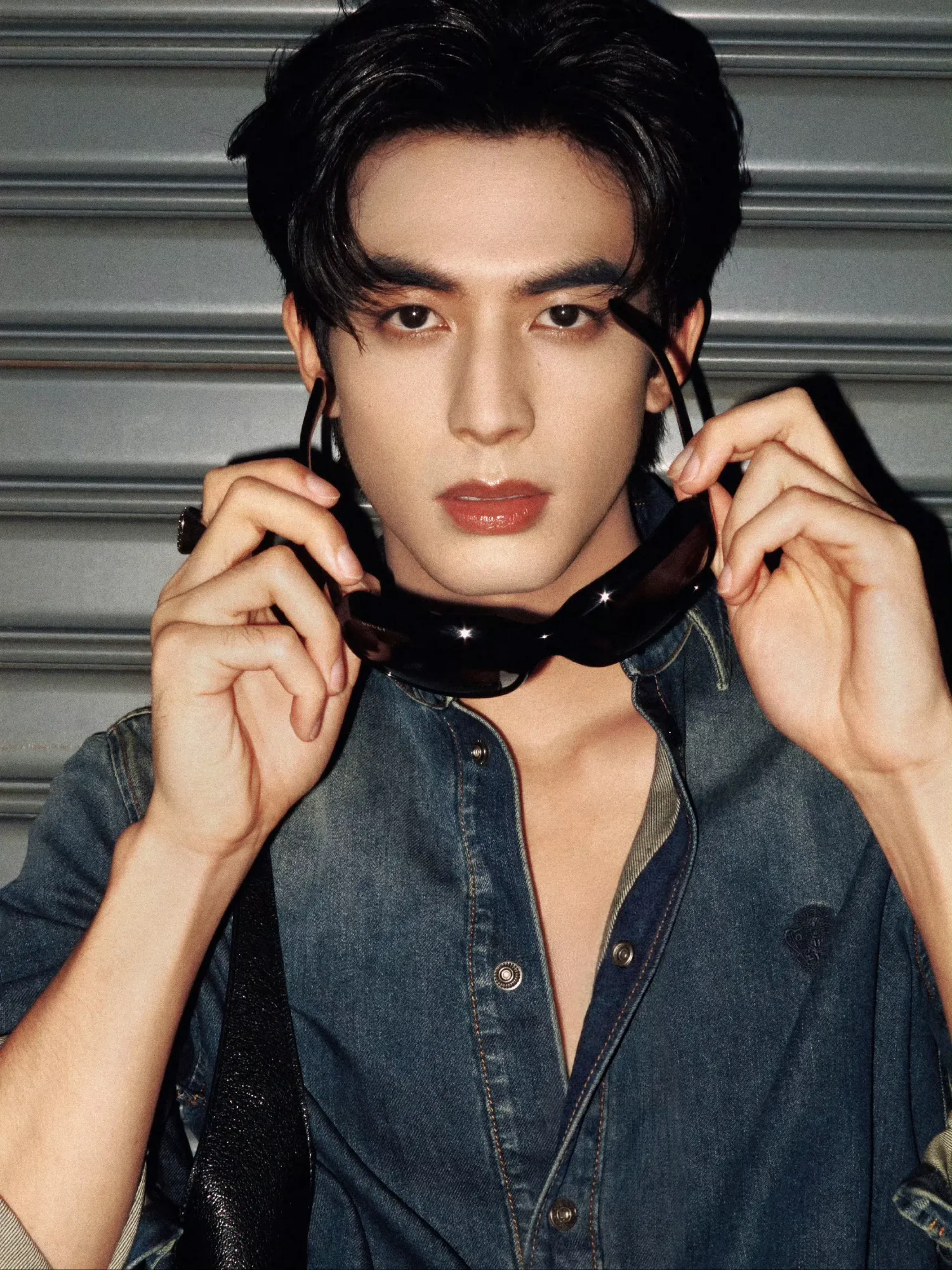 Behind-the-scenes cut of Song WeiLong