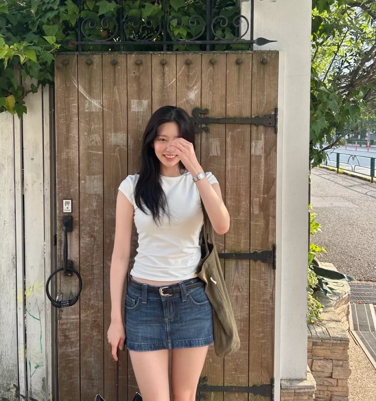 Behind-the-scenes cut of Kim Minju