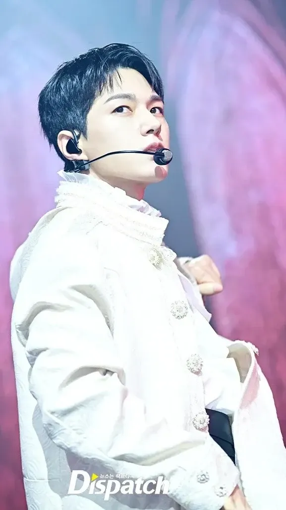 A moment captured by a fan of Kim Myungsoo (L)