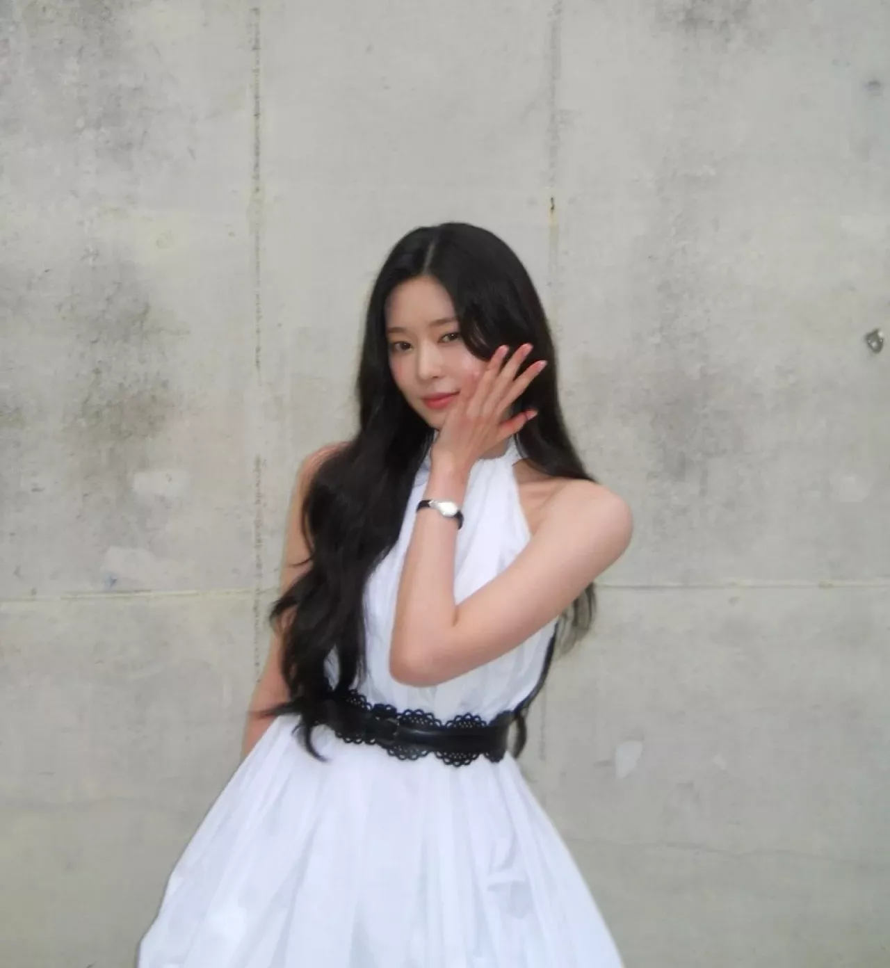 Behind-the-scenes cut of Kim Minju