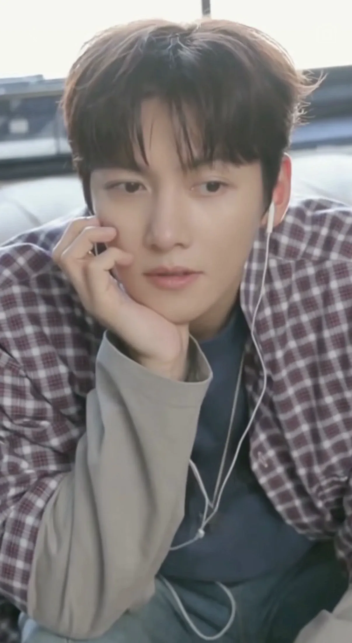Emotional wallpaper shared by fans for Ji Changwook