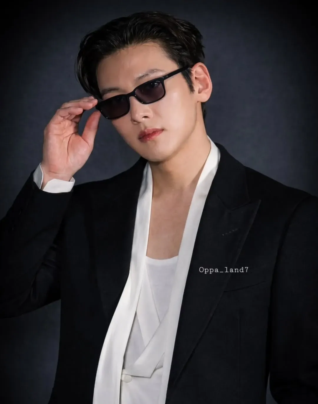 Behind-the-scenes cut of Ji Changwook