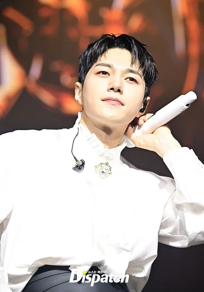 Behind-the-scenes cut of Kim Myungsoo (L)