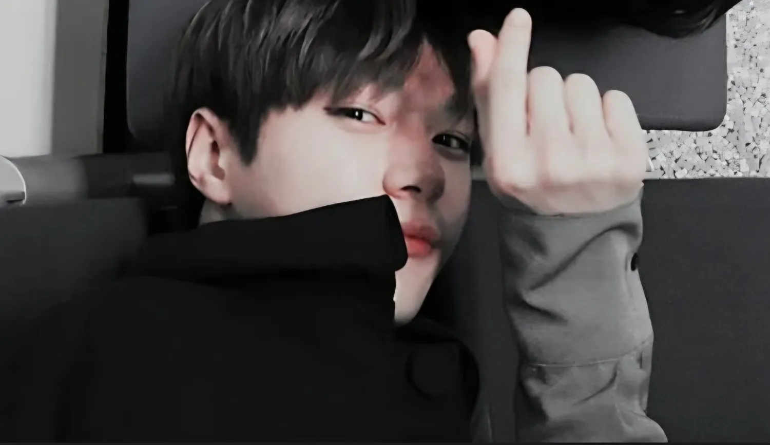 Behind-the-scenes cut of Kim Myungsoo (L)