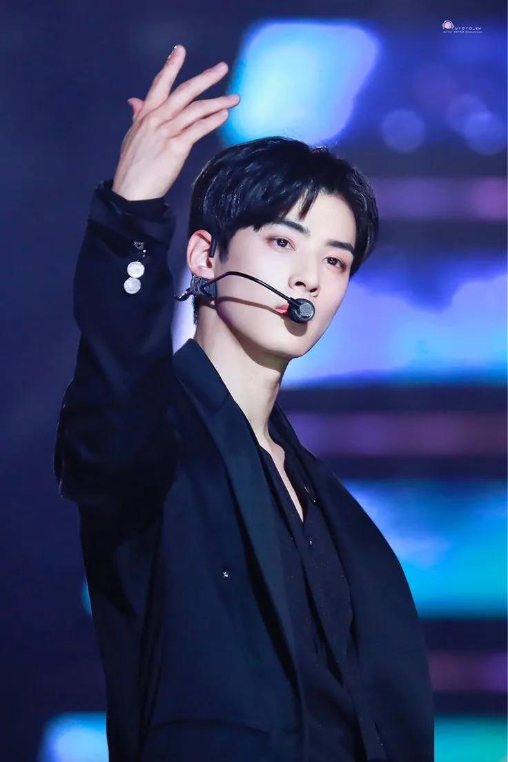 Behind-the-scenes cut of Cha Eunwoo