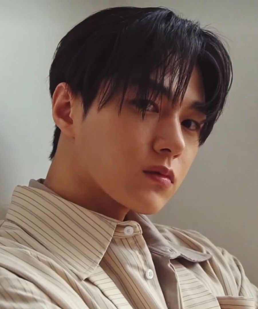 A moment captured by a fan of Kim Myungsoo (L)