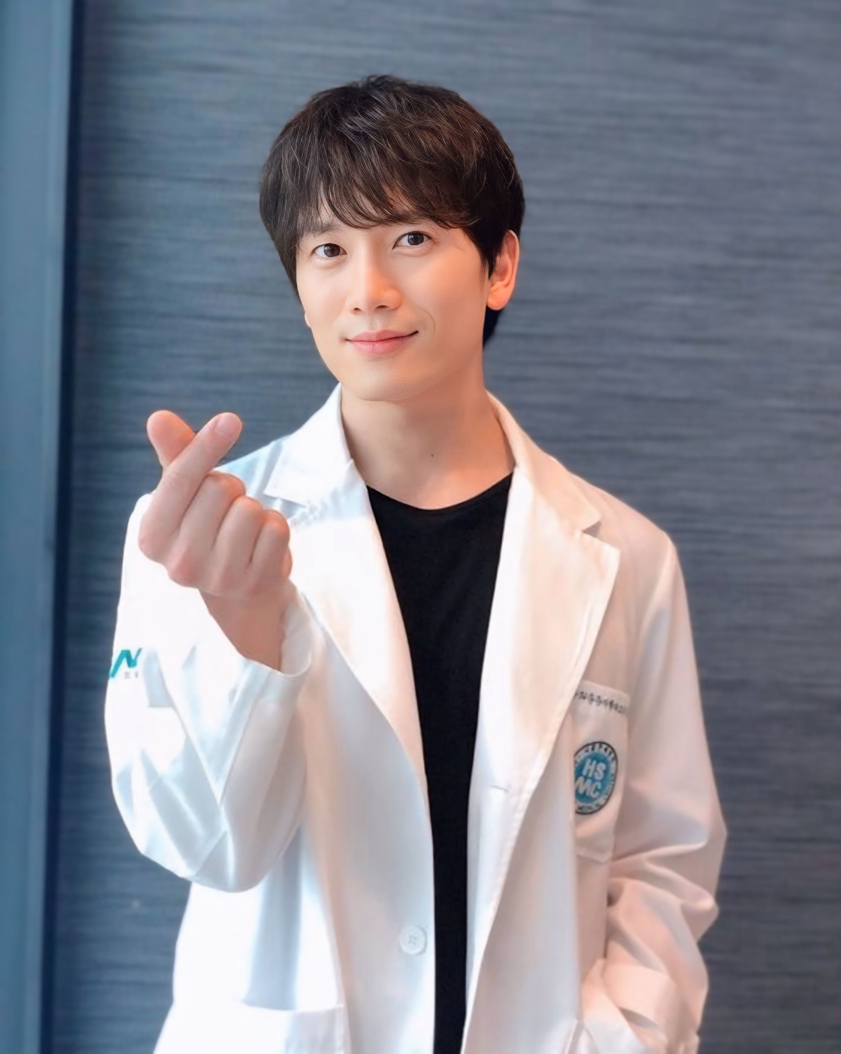 Behind-the-scenes cut of Ji Sung
