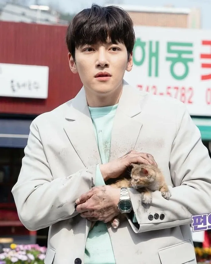 Behind-the-scenes cut of Ji Changwook