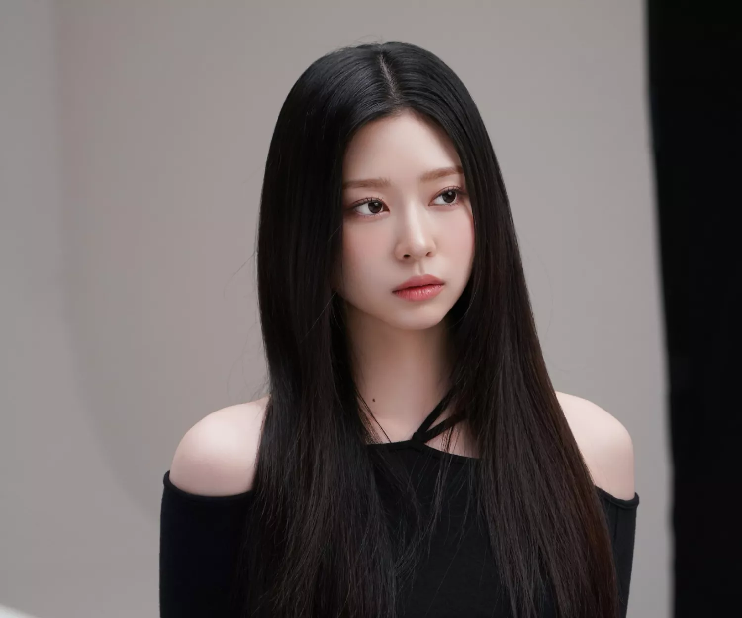 Behind-the-scenes cut of Kim Minju