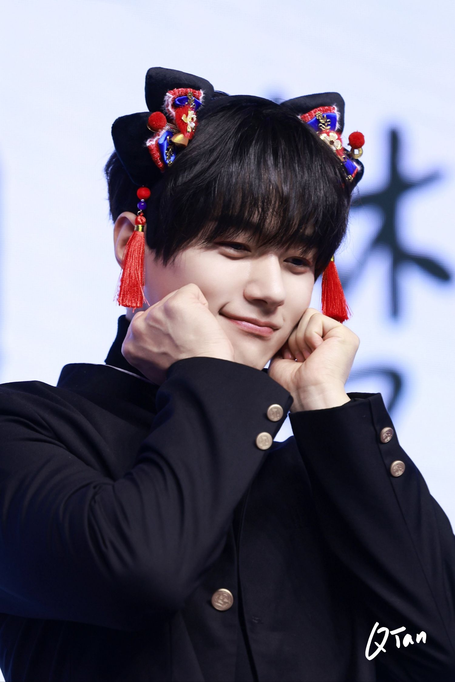 A moment captured by a fan of Kim Myungsoo (L)