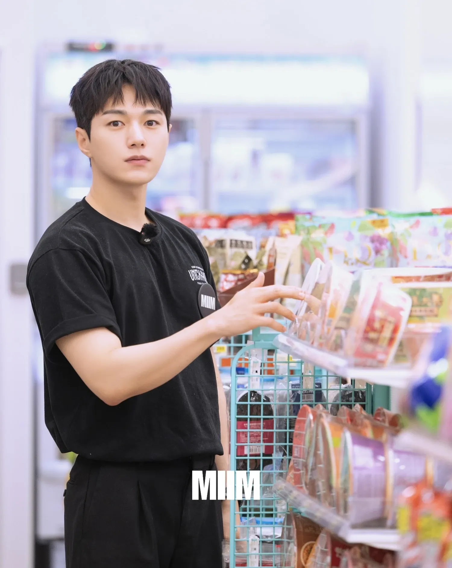 A moment captured by a fan of Kim Myungsoo (L)