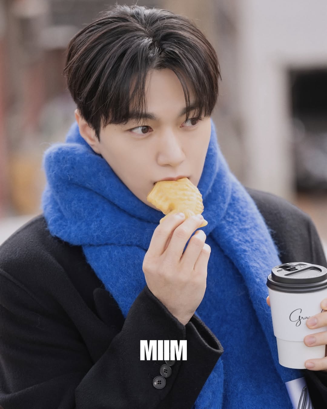 Behind-the-scenes cut of Kim Myungsoo (L)