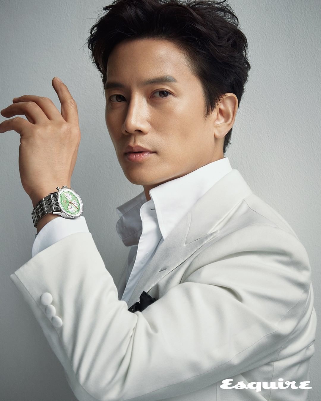 Behind-the-scenes cut of Ji Sung