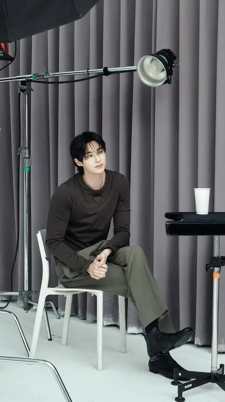 Emotional wallpaper shared by fans for Byeon Wooseok