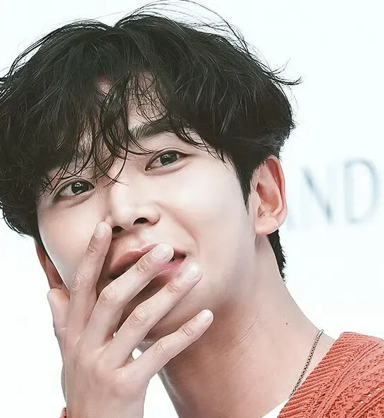 Momen yang diabadikan oleh penggemar Rowoon