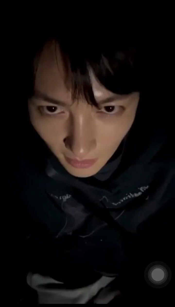 粉丝拍下的池昌旭瞬间