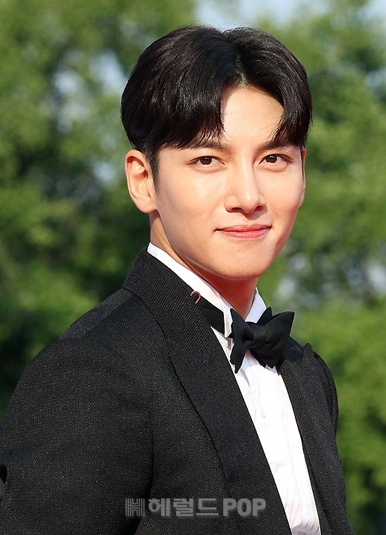 Behind-the-scenes cut of Ji Changwook