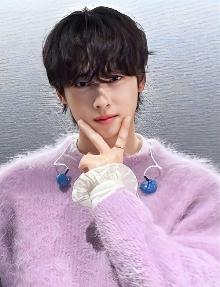 A moment captured by a fan of Cha Eunwoo