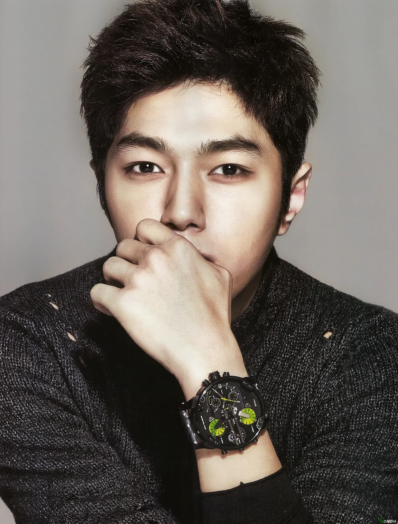 Behind-the-scenes cut of Kim Myungsoo (L)