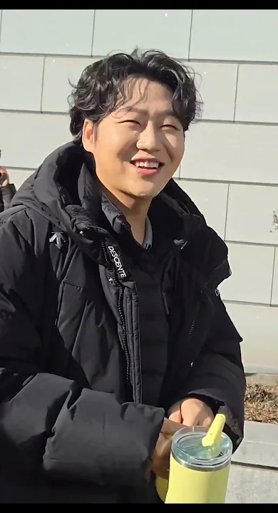 Today's popular wallpaper in Min Soohyun community