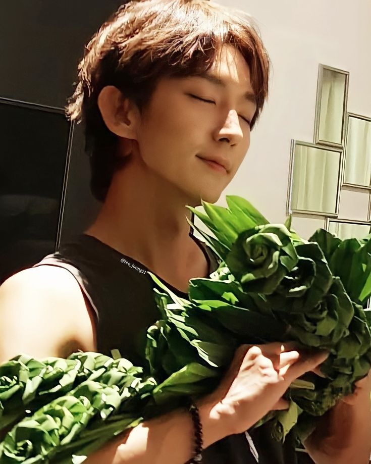 Behind-the-scenes cut of Lee Joongi