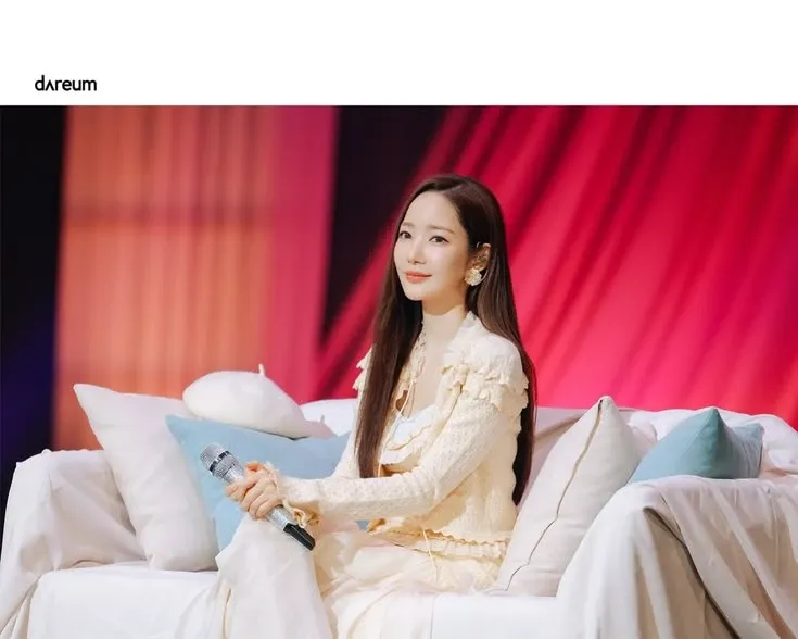 A moment captured by a fan of Park Minyoung