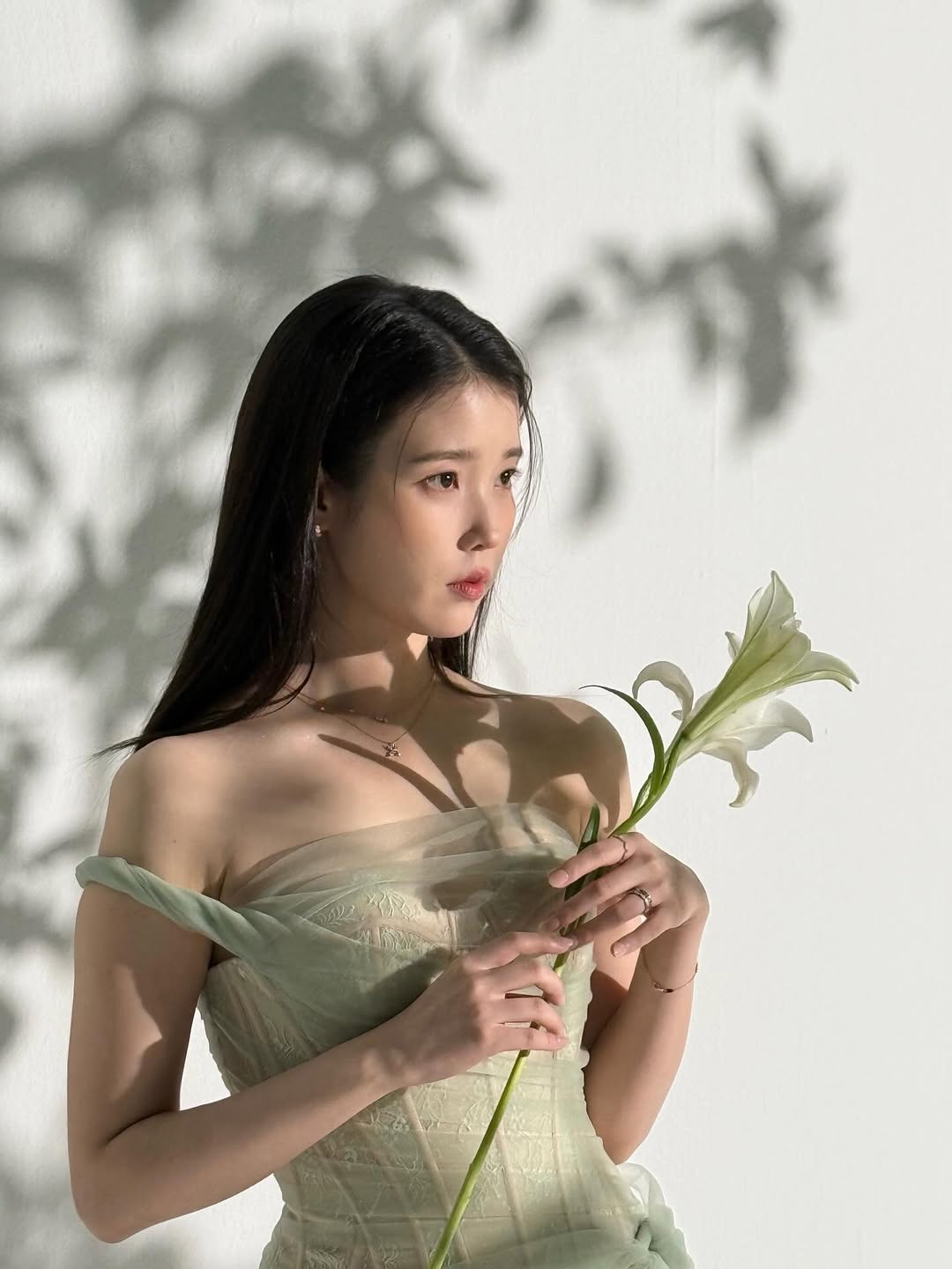 Behind-the-scenes cut of IU