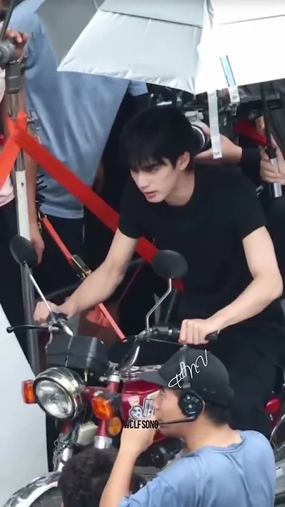 宋威龙社区今日人气壁纸