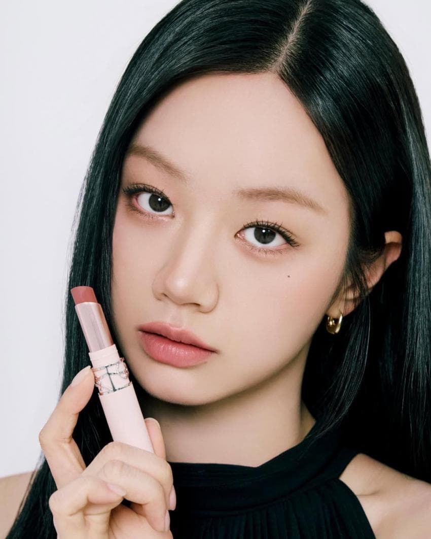 Behind-the-scenes cut of Hyeri