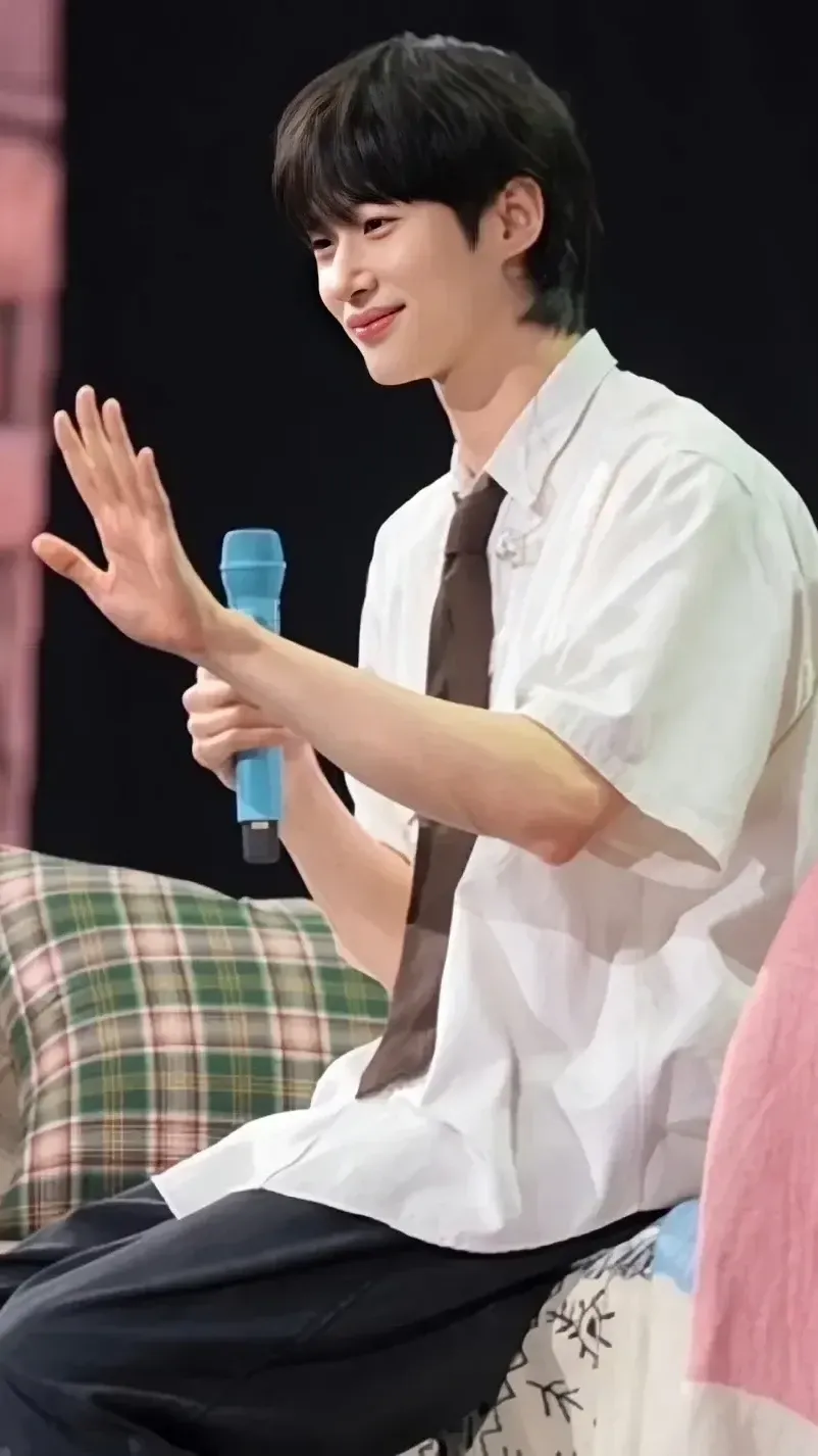 Behind-the-scenes cut of Byeon Wooseok