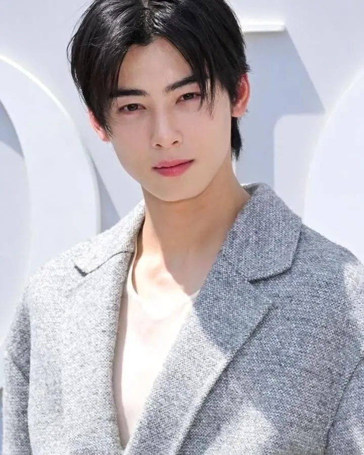 Latest photo of Cha Eunwoo