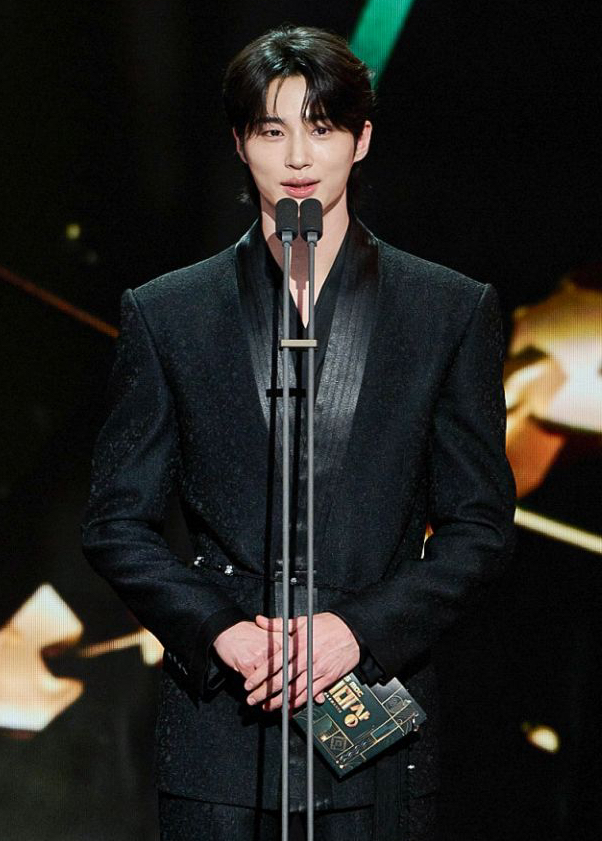 粉絲拍下的邊佑錫瞬間