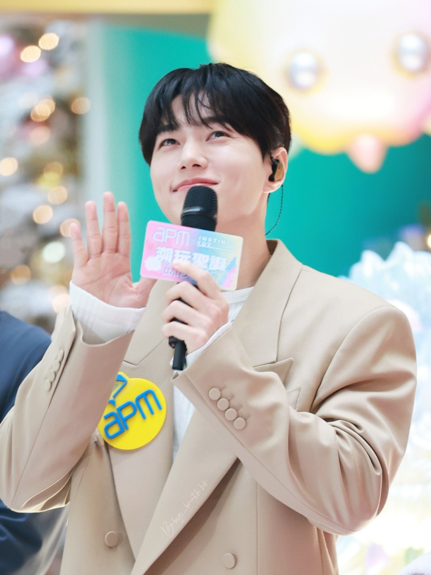 A moment captured by a fan of Kim Myungsoo (L)